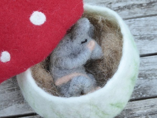 Fliegenpilz-Häuschen mit schlafender Maus